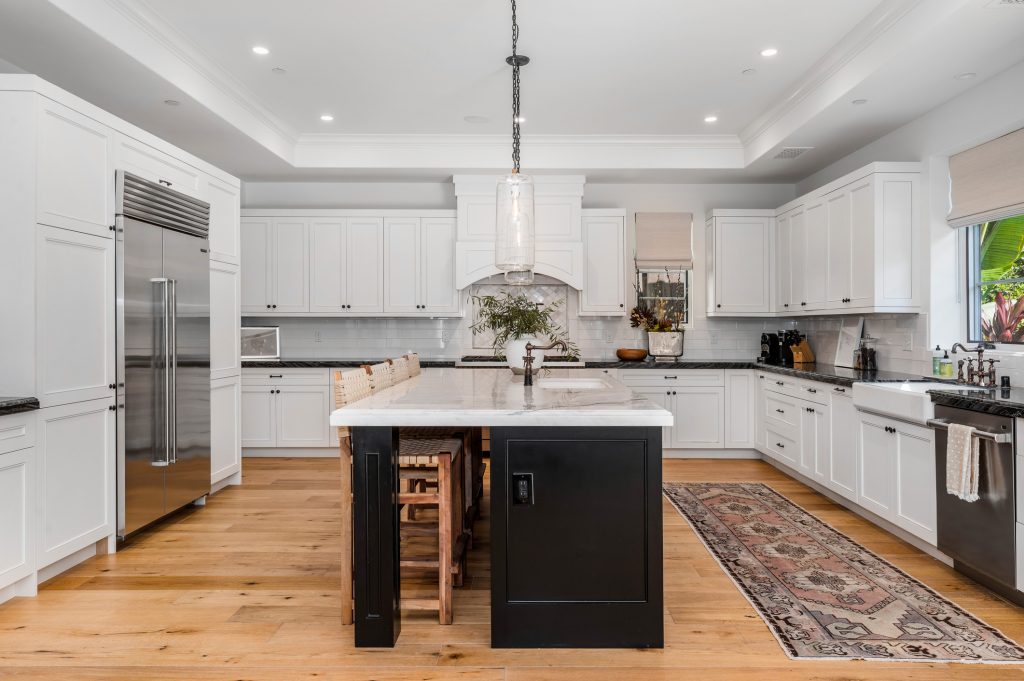 this kitchen is clean and ready to use in the day